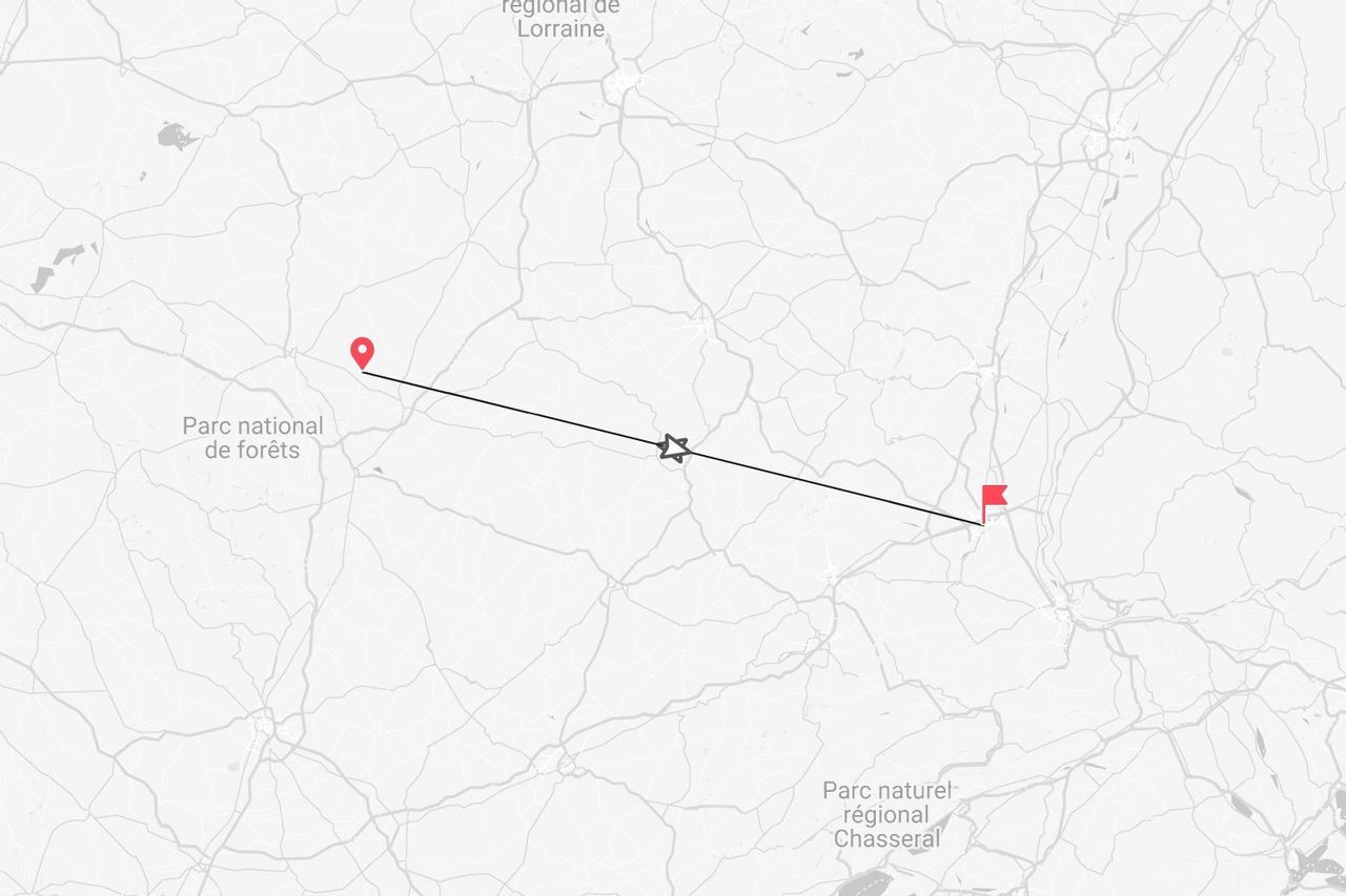 Un mapa que muestra una ruta de viaje en Francia, comenzando cerca del Parque Nacional de Forêts y terminando cerca del Parque Natural Regional Chasseral.