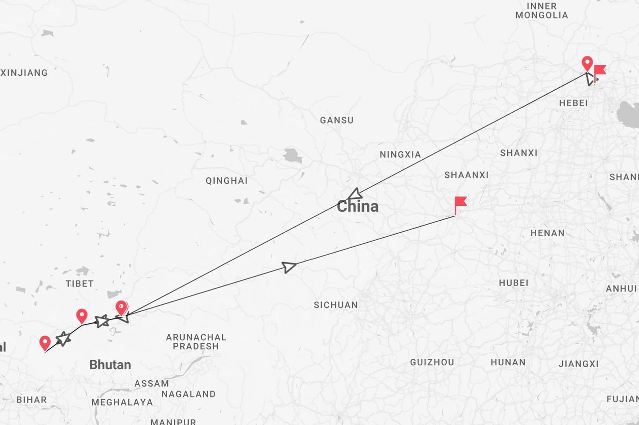 Un mapa de China que muestra un itinerario de viaje con marcadores que parten cerca de Bután y Tíbet, cruzando el país hasta Hebei.
