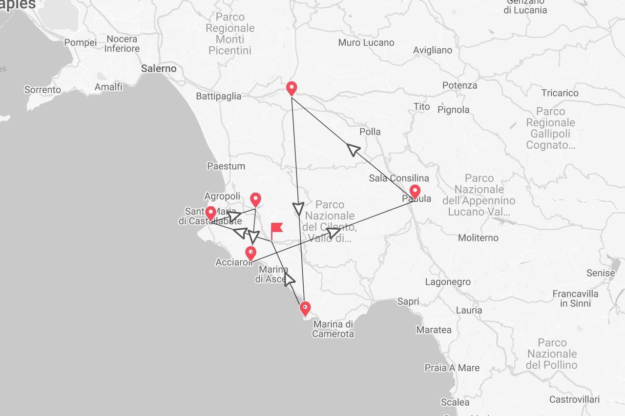 Un mapa de la región de Cilento en Italia, mostrando un itinerario de viaje que conecta varias localidades, incluyendo Paestum, Agropoli y Marina di Camerota.