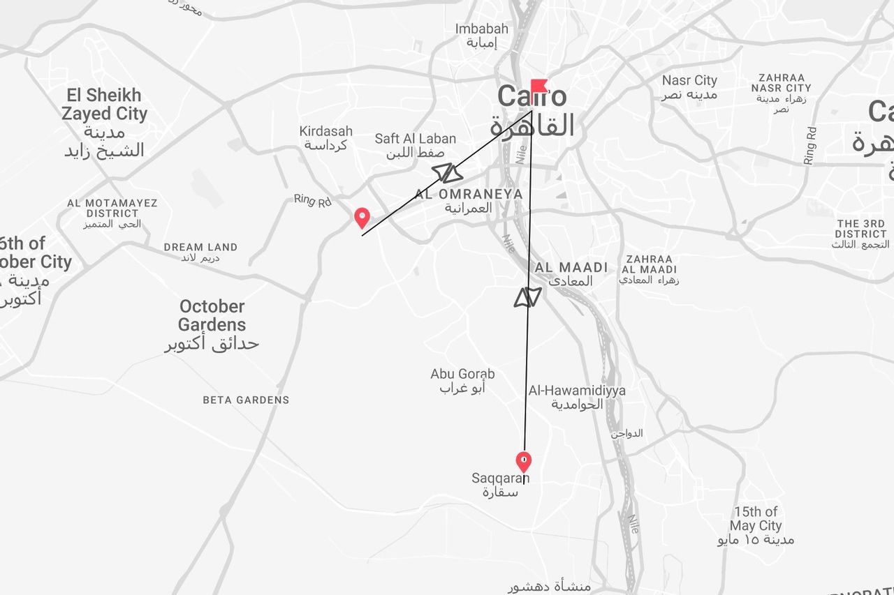 Un mapa de Egipto que muestra una ruta desde El Cairo hacia el sur hasta el sitio arqueológico de Saqqara, con nombres de lugares en inglés y árabe.
