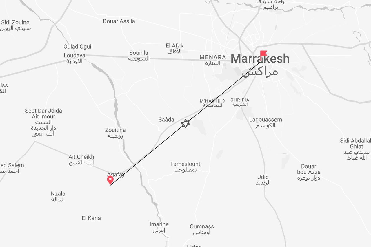 Un mapa en blanco y negro que muestra una ruta de viaje de Agafay a la ciudad de Marrakech en Marruecos.