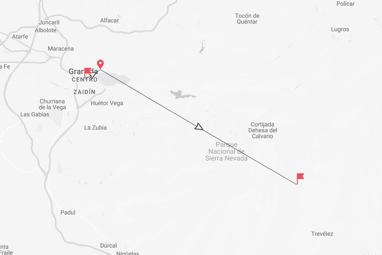 Un mapa que ilustra una ruta de viaje desde Granada, pasando por el Parque Nacional de Sierra Nevada hasta un destino.