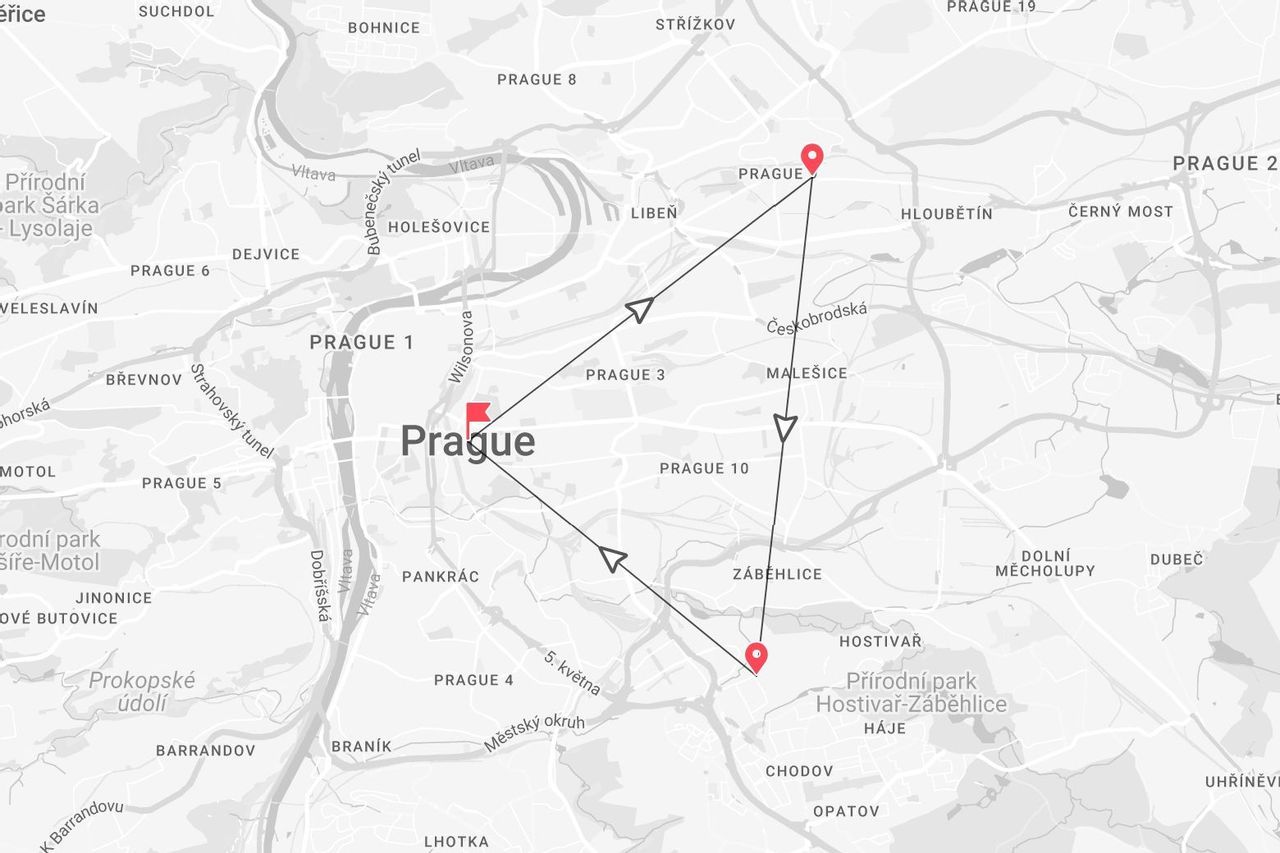 Un mapa de Praga que muestra una ruta de viaje triangular conectando tres puntos dentro de la ciudad.