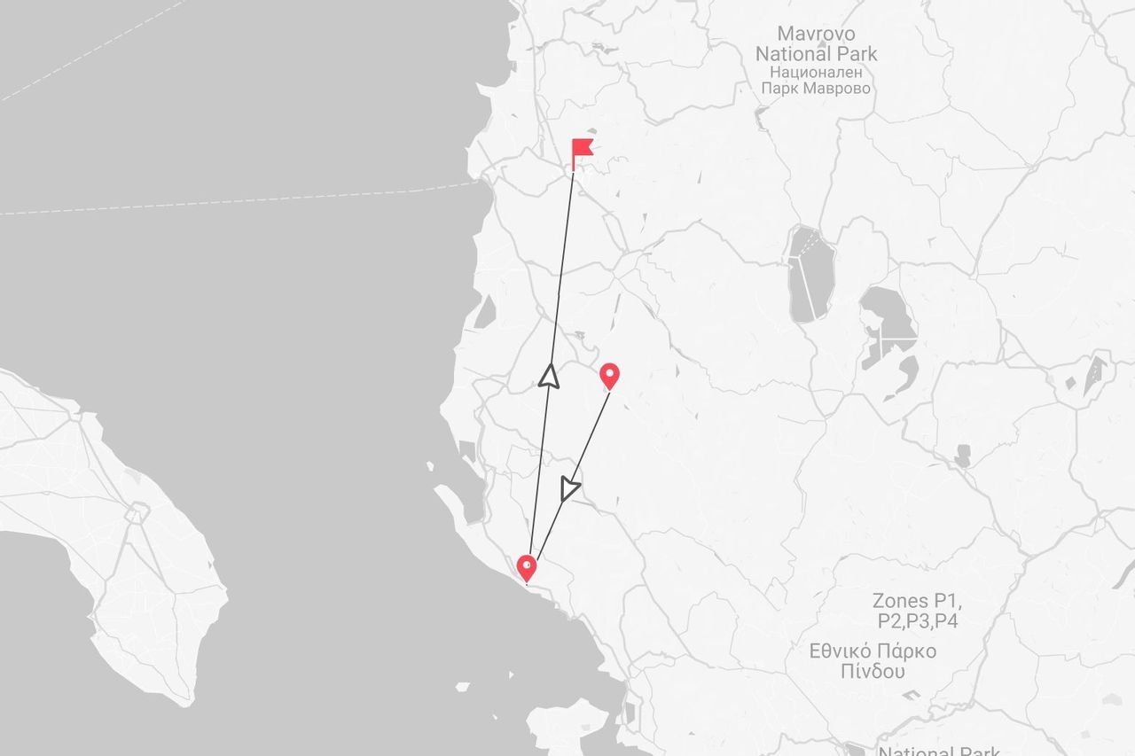 Mapa de un itinerario de viaje con marcadores rojos y flechas direccionales que recorre la zona del Parque Nacional Mavrovo.