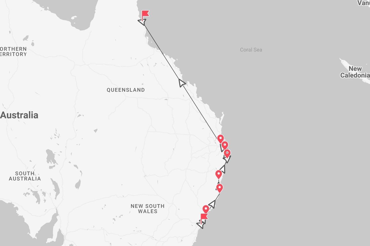 Un mapa de la costa este de Australia que muestra un itinerario de viaje con puntos de interés a través de Queensland y Nueva Gales del Sur.