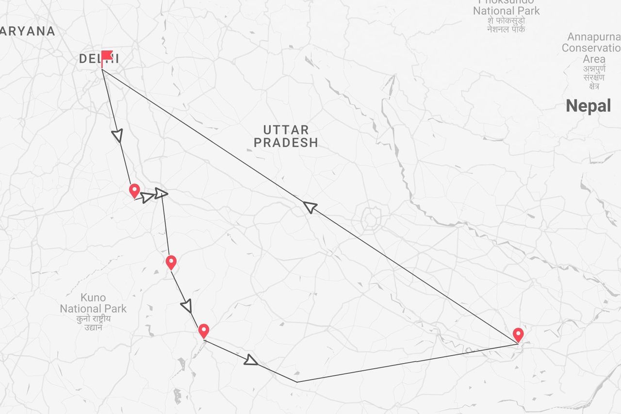 Un mapa de un itinerario de viaje por el norte de la India, con inicio y fin en Delhi y puntos clave en Uttar Pradesh.