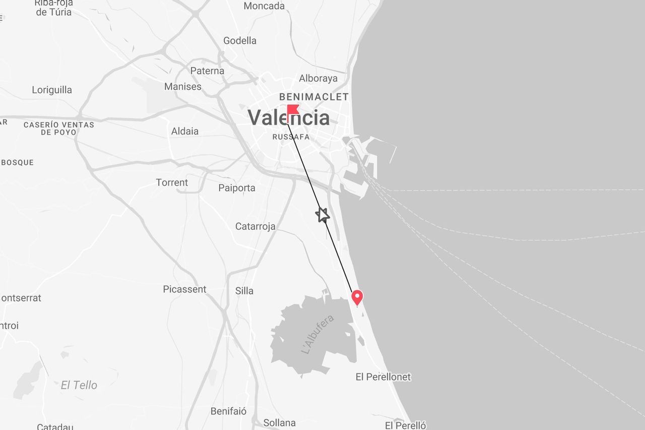Un mapa en escala de grises que muestra una ruta desde el centro de Valencia hasta la costa, cerca del Parque Natural de la Albufera.