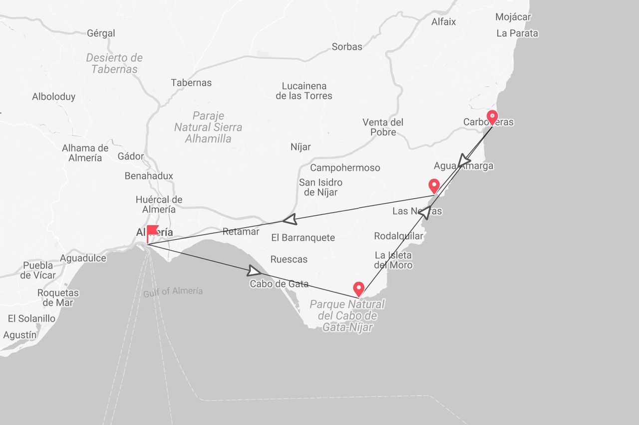 Mapa de una ruta de viaje por Almería, España, que incluye el Parque Natural Cabo de Gata-Níjar y sigue la costa hasta Carboneras.