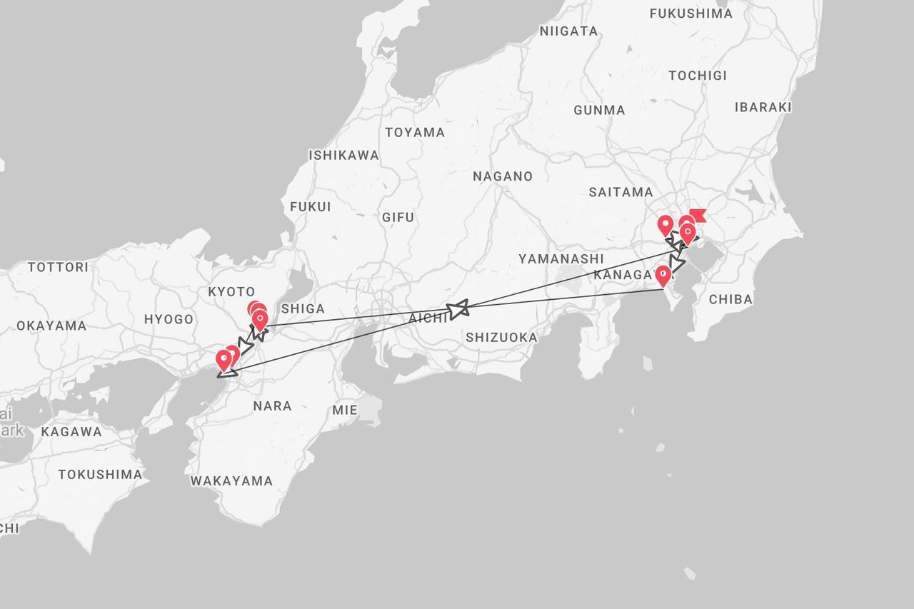 Una mappa del Giappone che mostra un itinerario turistico con tappe a Kyoto e Tokyo, collegate da un volo.
