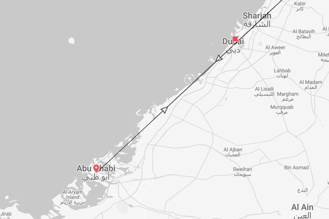 Una mappa che mostra una rotta di volo tra Abu Dhabi e Dubai negli Emirati Arabi Uniti, con le principali città etichettate.
