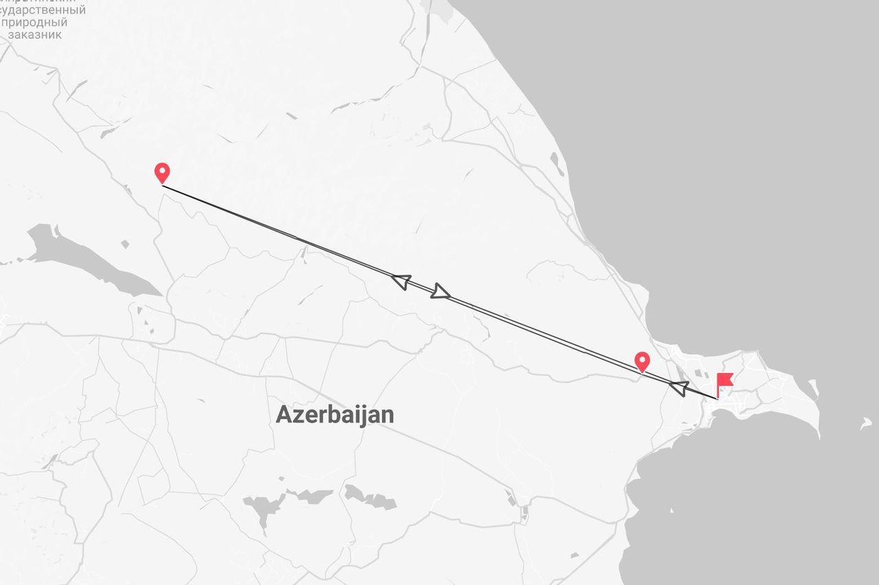 Una mappa stilizzata dell'Azerbaigian che illustra un percorso di viaggio attraverso il paese, contrassegnato da puntine e una bandiera di destinazione.