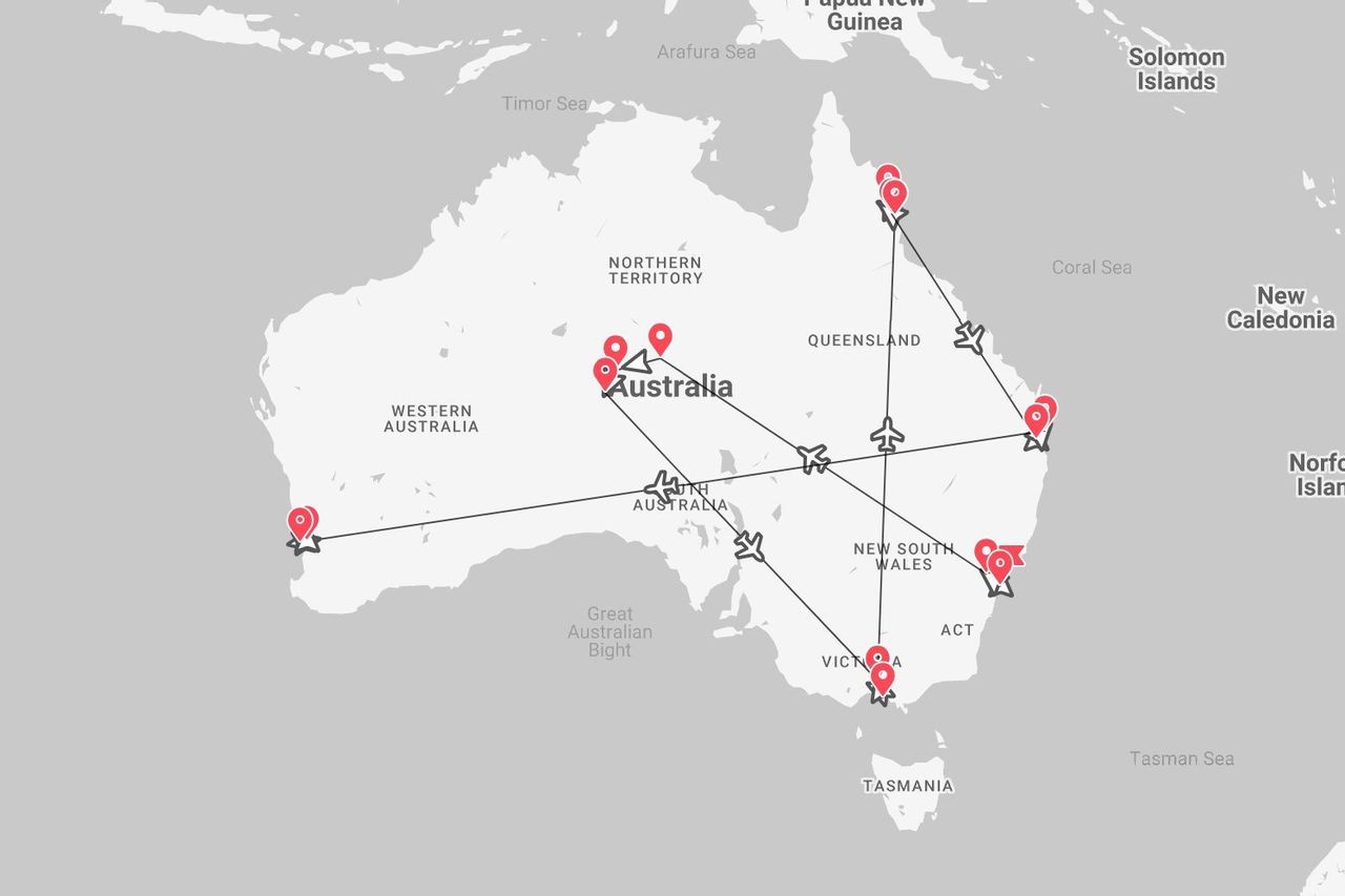 Una mappa stilizzata dell'Australia che mostra un itinerario di viaggio con puntine rosse e rotte aeree che collegano vari punti attraverso il continente.