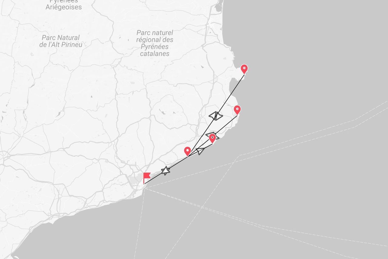 Una mappa che mostra un itinerario di viaggio lungo la costa spagnola nella regione dei Pirenei, contrassegnata con segnaposto rossi e altre icone.