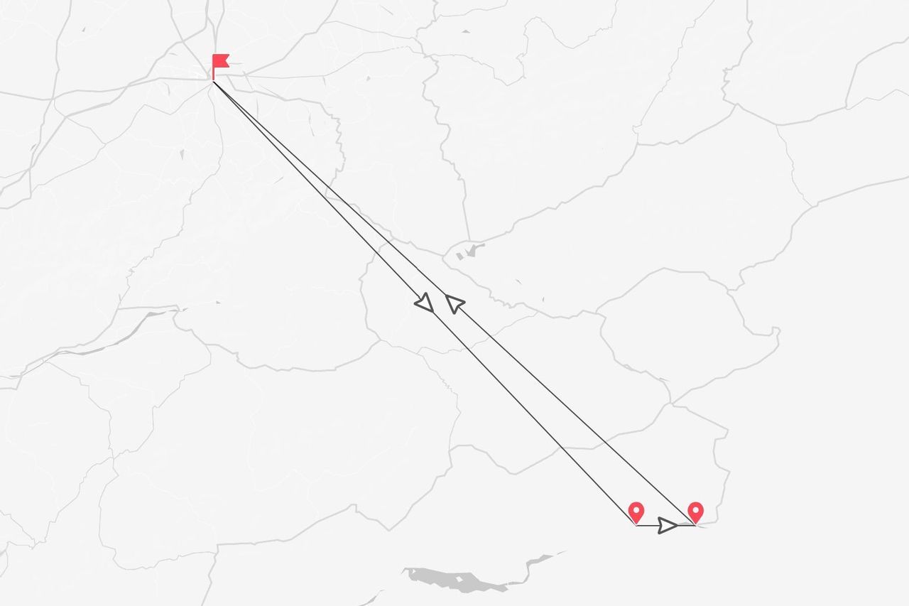 Una mappa stilizzata che mostra un itinerario di viaggio. Una bandiera rossa segna il punto di partenza e linee con frecce indicano due destinazioni contrassegnate da puntine rosse.