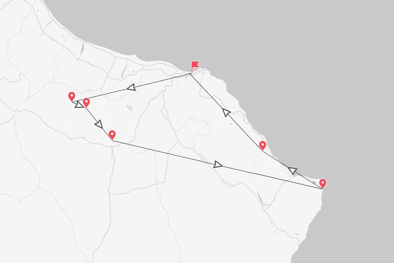 Una mappa stilizzata di una regione costiera con un itinerario di viaggio segnalato da puntine rosse, frecce direzionali e una bandierina rossa finale.