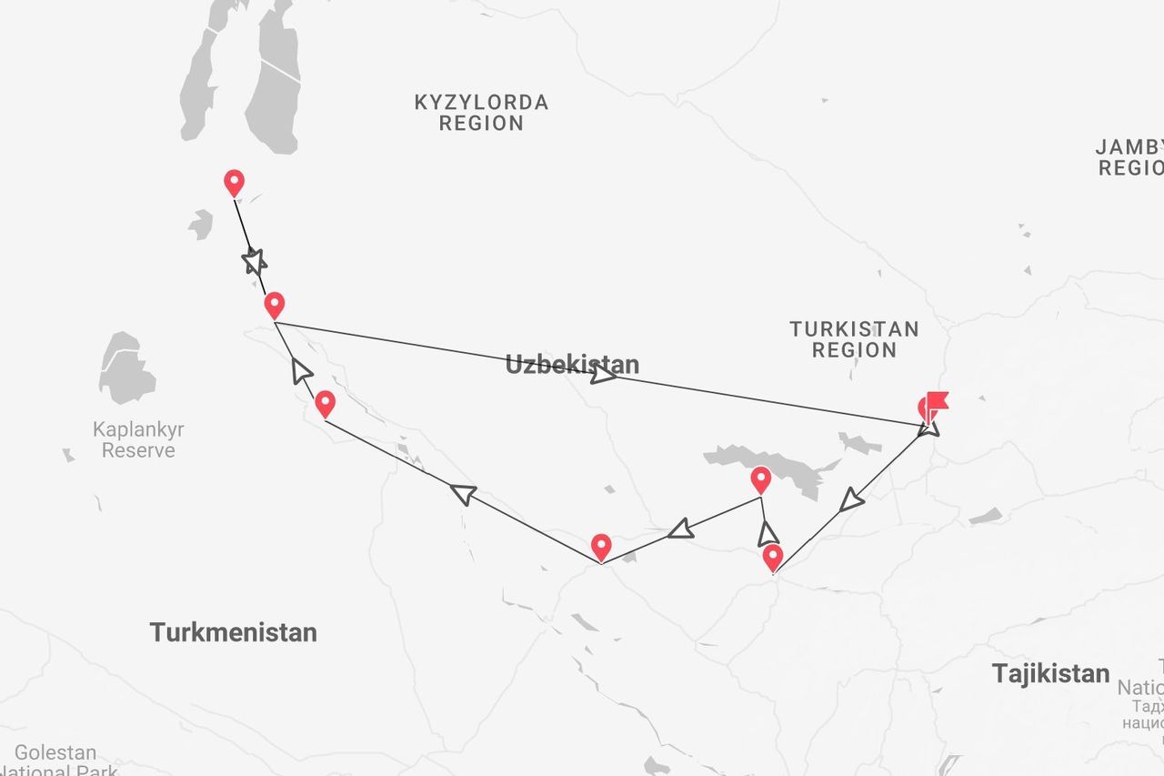 Una mappa che mostra un itinerario di viaggio attraverso l'Uzbekistan, con il percorso indicato da puntine rosse e una linea nera.