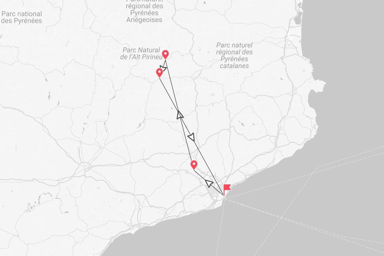 Mappa di un itinerario di viaggio attraverso i Pirenei, toccando il Parco Naturale dell'Alt Pirineu e terminando sulla costa.
