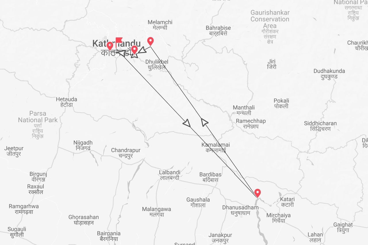 Una mappa del Nepal che mostra un itinerario di viaggio segnato da una linea e frecce, con partenza da Kathmandu e arrivo vicino a Katari.