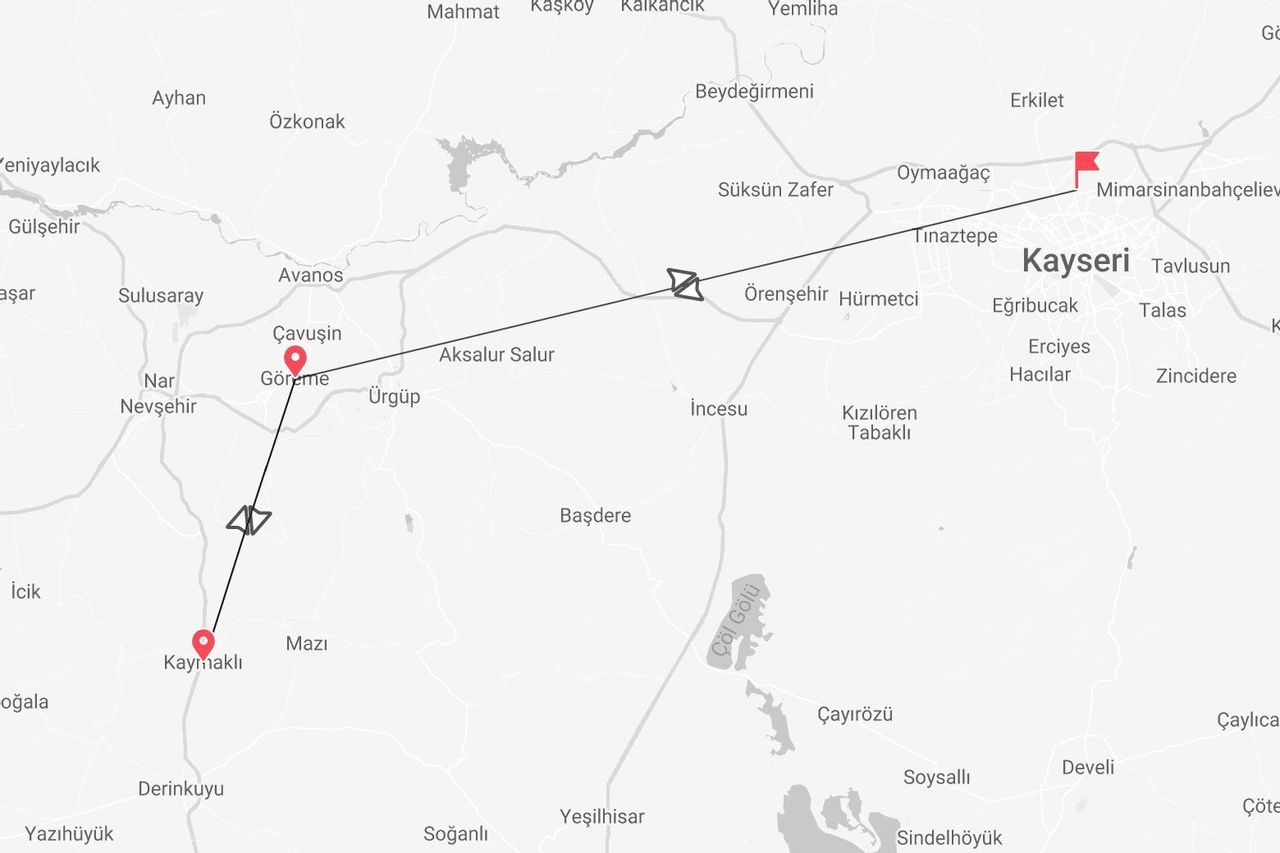 Una mappa che mostra un itinerario di viaggio in Turchia che collega le città di Kaymaklı, Göreme e Kayseri.