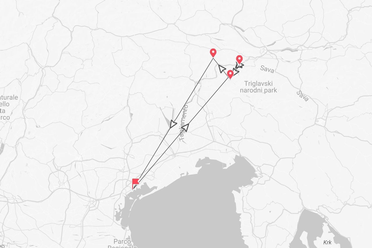 Mappa minimalista che mostra un itinerario di viaggio con segnaposto dalla costa italiana a diversi punti all'interno del Parco nazionale del Tricorno in Slovenia.