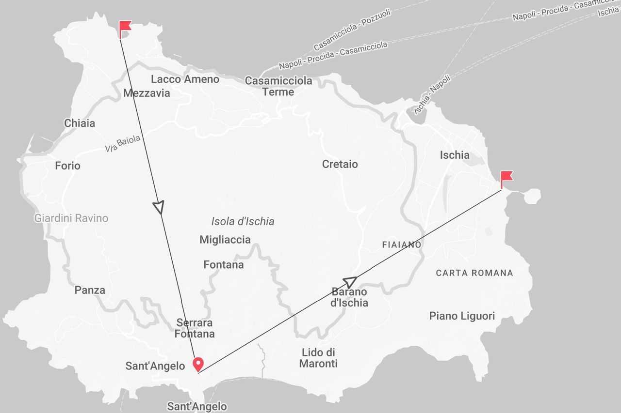 Una mappa in scala di grigi dell'Isola d'Ischia, che illustra un itinerario di viaggio che collega diverse località, tra cui Forio e Sant'Angelo.