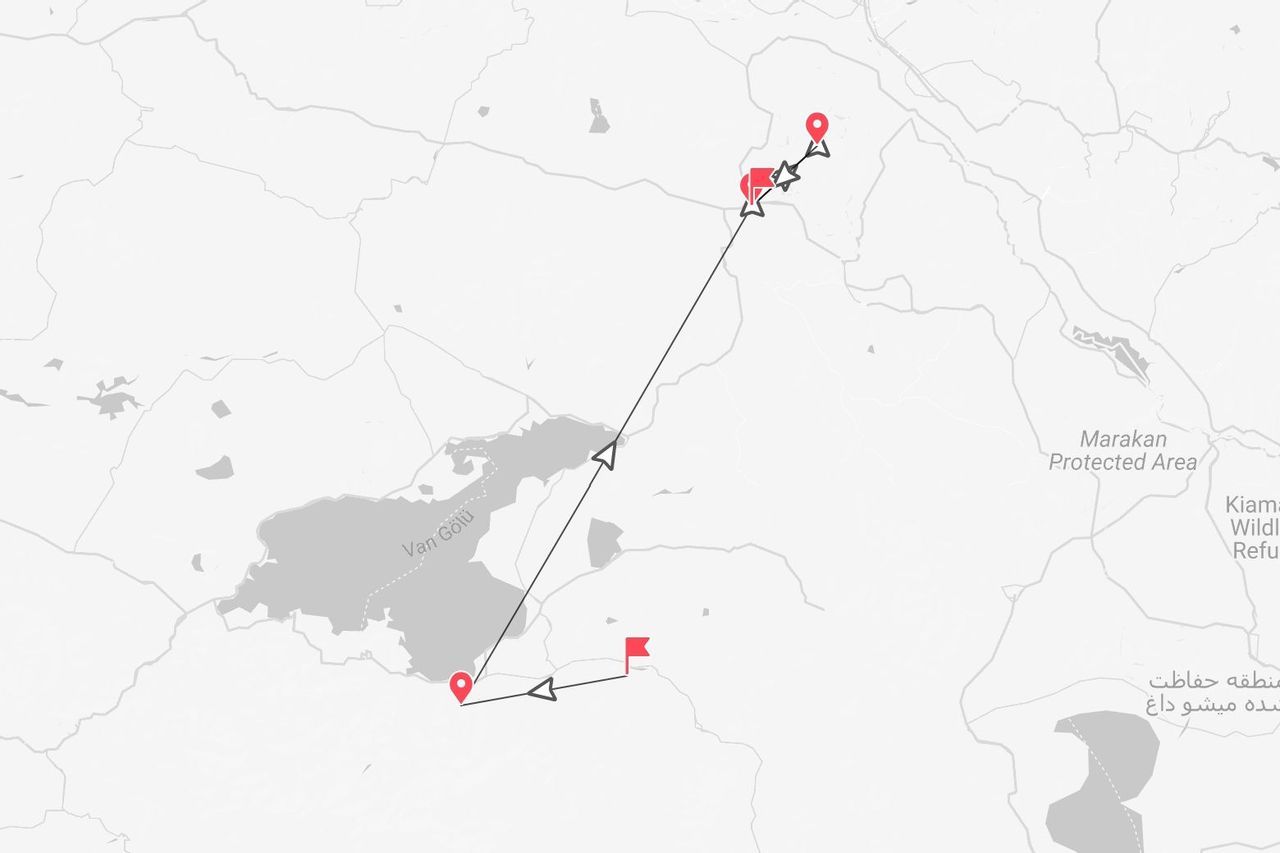 Una mappa stilizzata che mostra un itinerario di viaggio con indicatori rossi, a partire dal lago di Van (Van Gölü) e proseguendo verso nord.