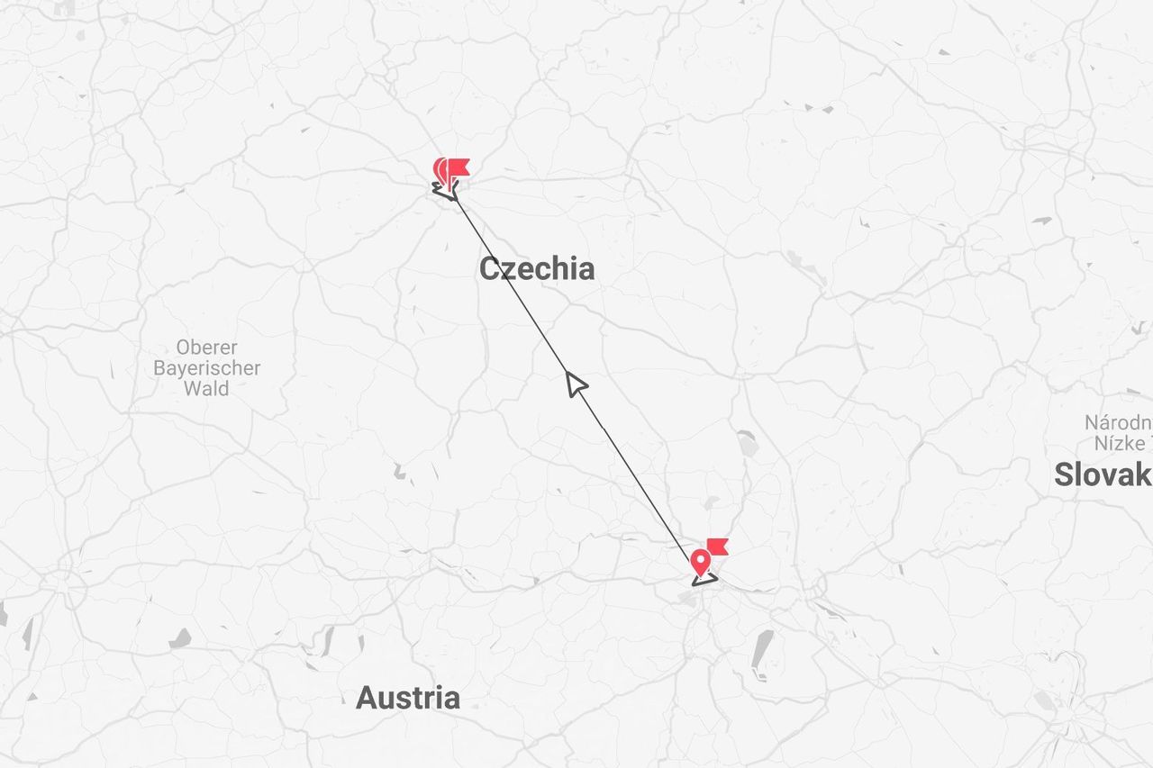 Mappa di un percorso di viaggio in Cechia, che collega due punti indicati con puntine rosse, con Austria e Slovacchia visibili nelle vicinanze.