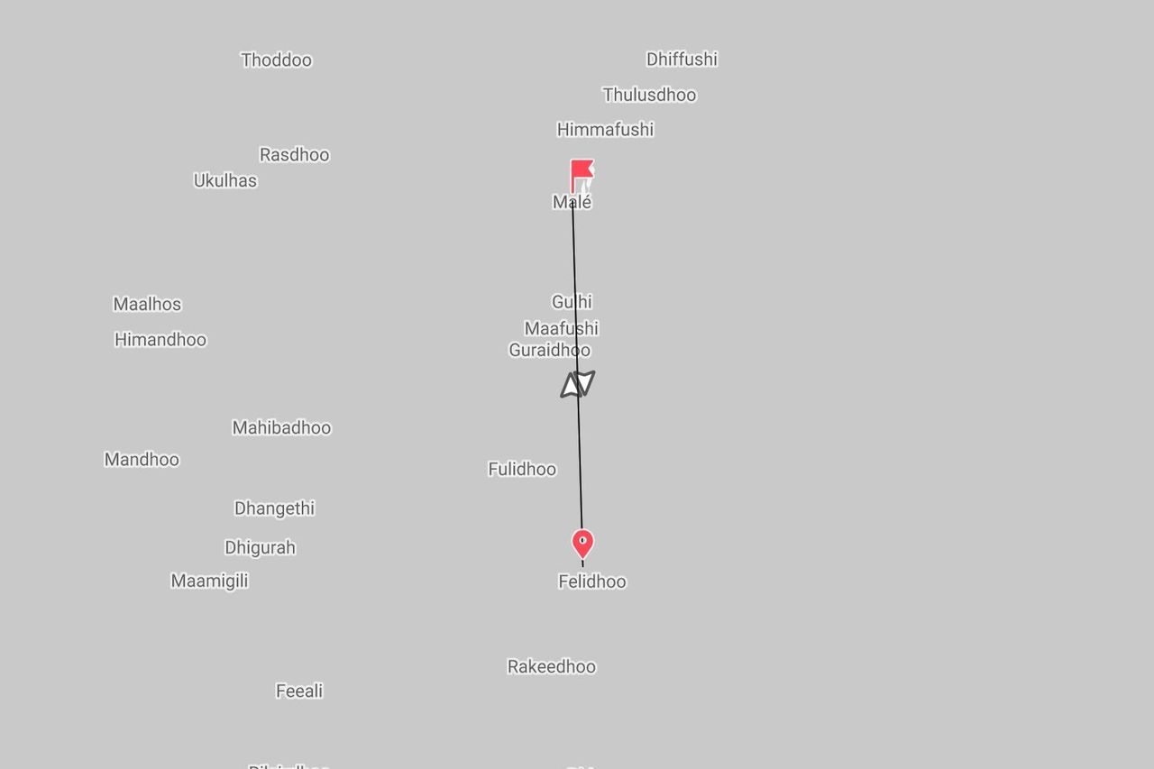 Una mappa semplificata delle Maldive che mostra un itinerario di viaggio dal punto di partenza Malé alla destinazione Felidhoo.