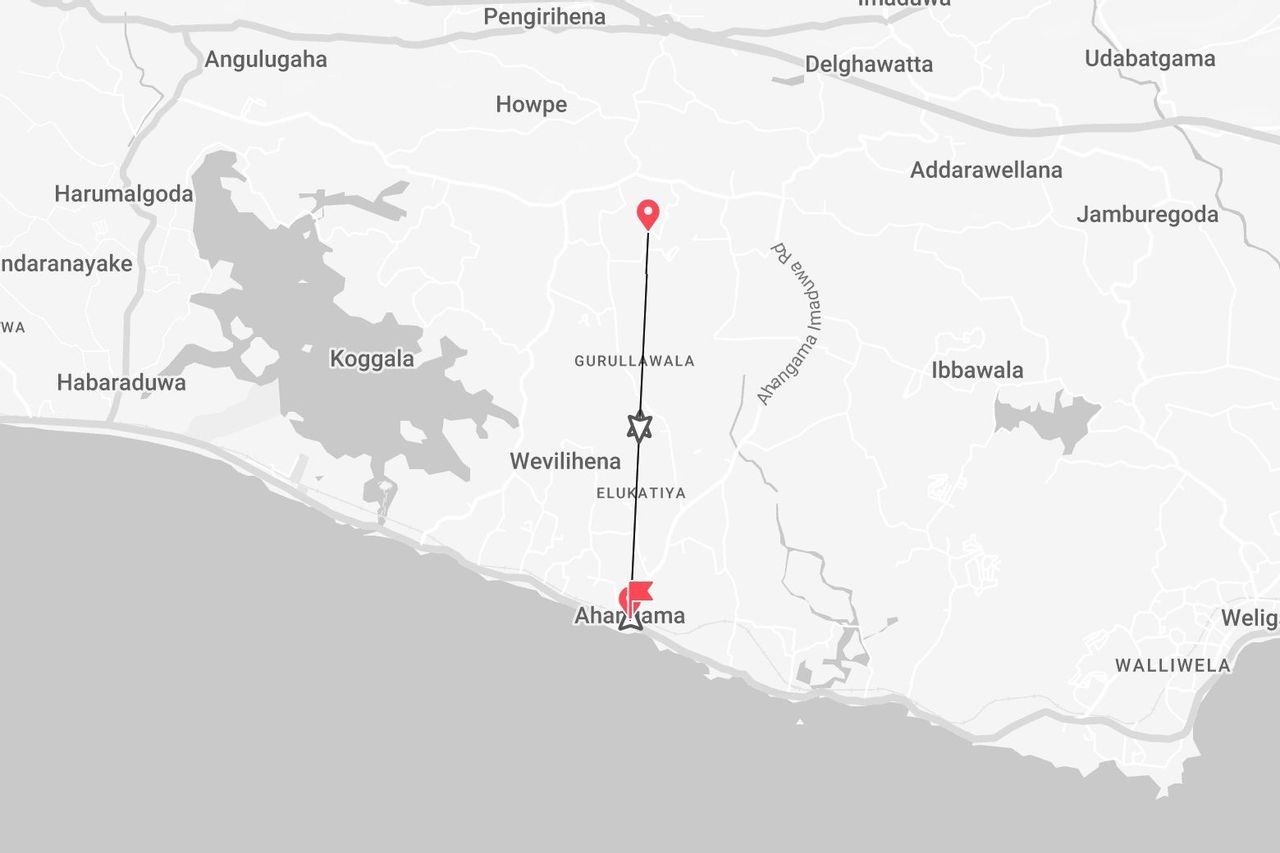 Una mappa che mostra un percorso di viaggio da Ahangama nell'entroterra verso Gurullawala, vicino al lago Koggala nello Sri Lanka.
