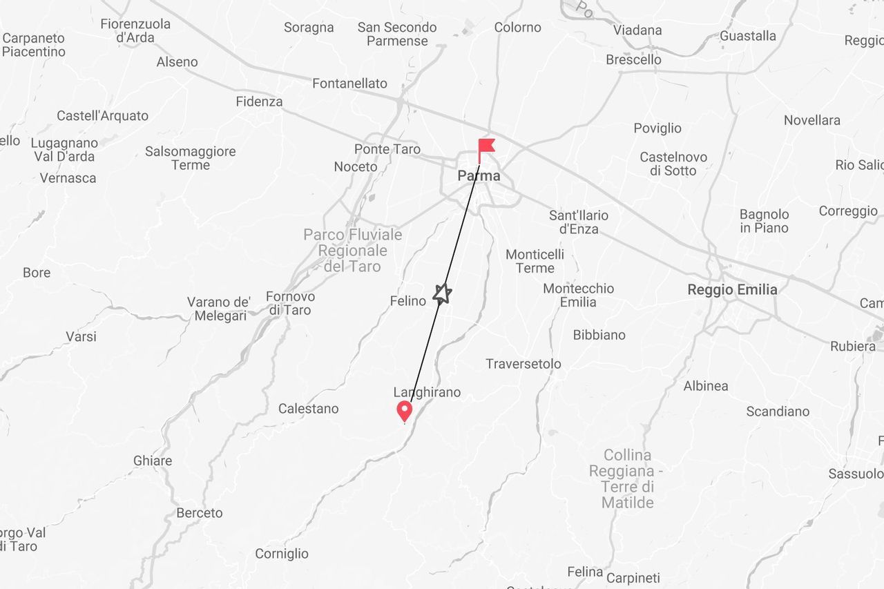 Una mappa che mostra un itinerario di viaggio in Italia, con partenza da Langhirano, passaggio per Felino e arrivo a Parma.