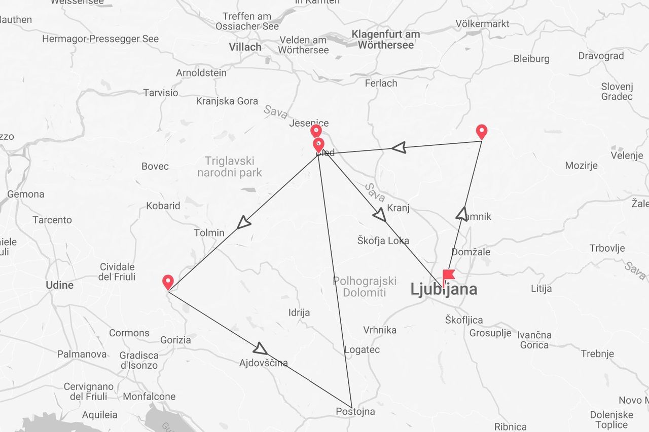 Una mappa della Slovenia che mostra un itinerario di viaggio con segnaposto rossi e linee che collegano Lubiana, Bled, il Parco Nazionale del Triglav e Postumia.