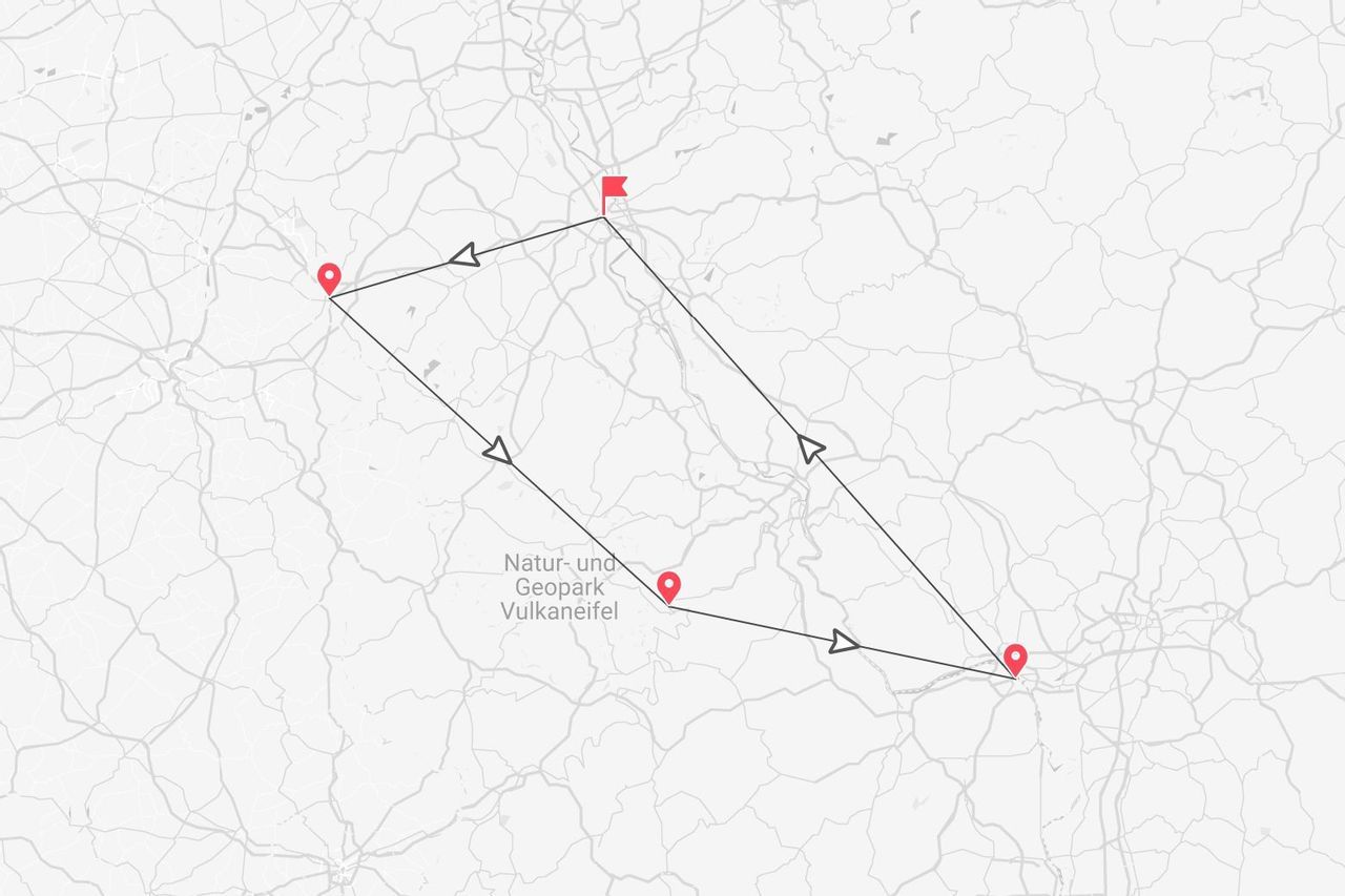 Una mappa stilizzata che mostra un itinerario di viaggio con puntine e frecce, che attraversa il Natur- und Geopark Vulkaneifel.