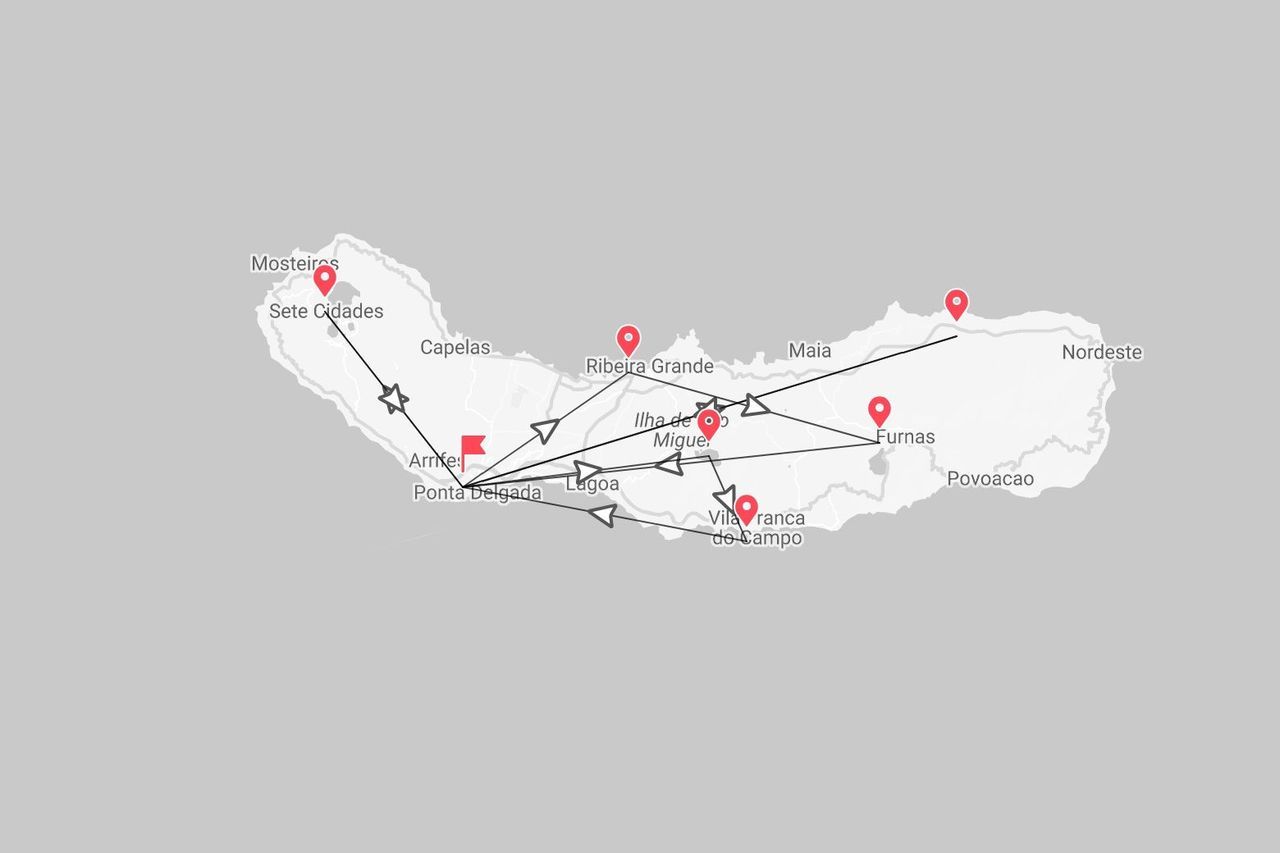 Mappa di un itinerario di viaggio sull'isola di São Miguel, Azzorre, con un percorso che collega località come Ponta Delgada, Furnas e Sete Cidades.
