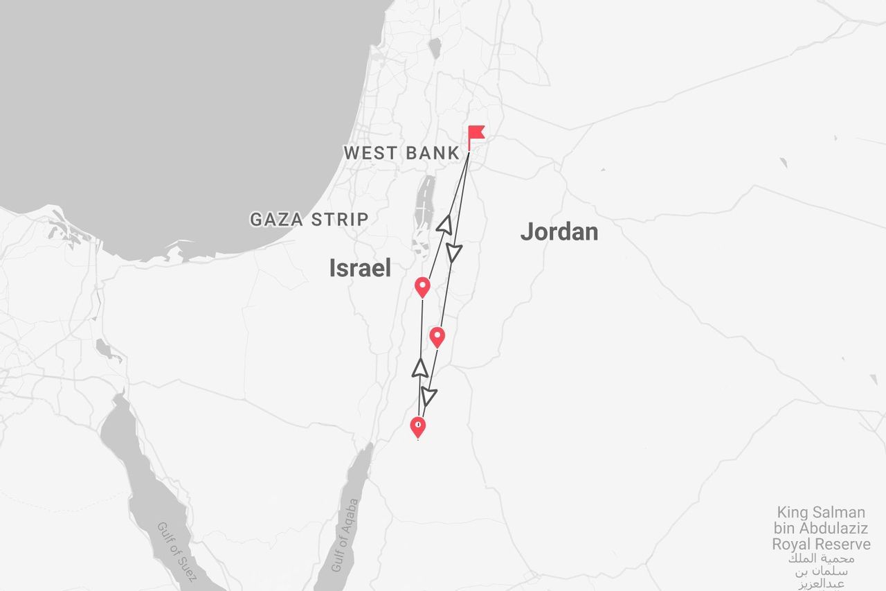 Una mappa minimalista che mostra un itinerario di viaggio attraverso Israele e Giordania, contrassegnato con puntine rosse per le tappe lungo il percorso.