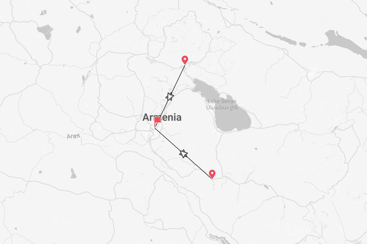 Una mappa minimalista dell'Armenia che mostra un itinerario di viaggio con puntine rosse e tappe a stella, passando vicino al Lago Sevan.