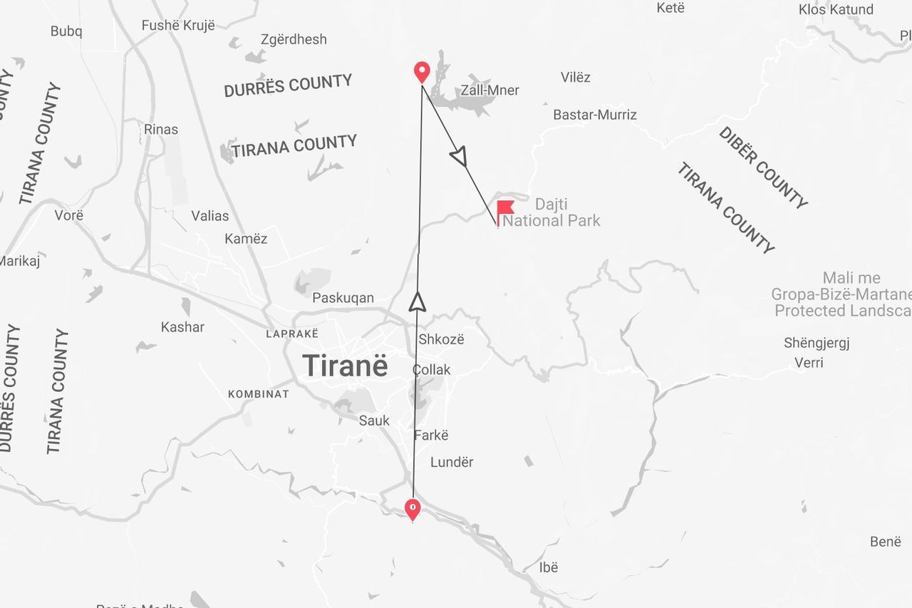 Una mappa della Contea di Tirana, Albania, che evidenzia un percorso di viaggio dalla città di Tirana verso il Parco Nazionale di Dajti.