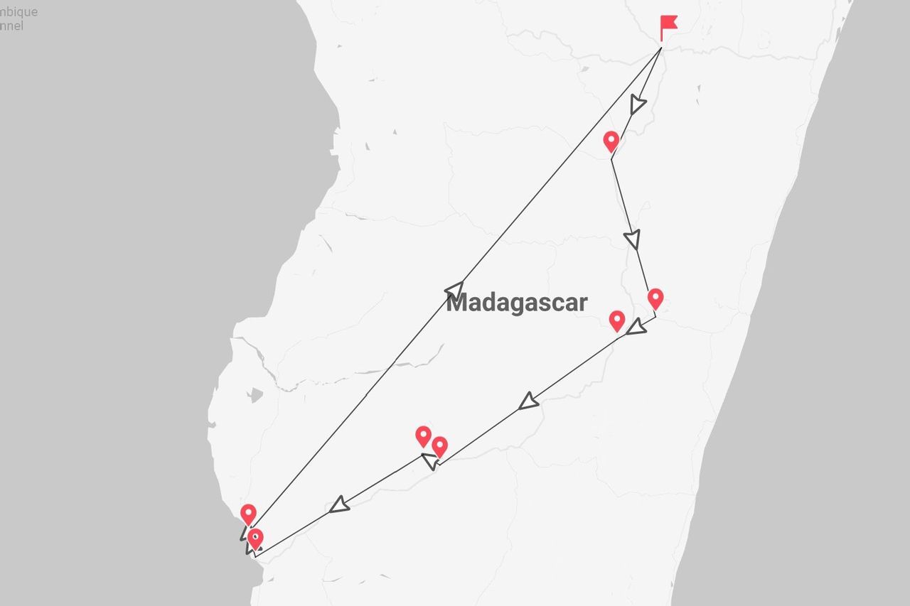 Una mappa stilizzata che mostra un itinerario di viaggio attraverso l'isola del Madagascar, con il percorso e le tappe segnate.