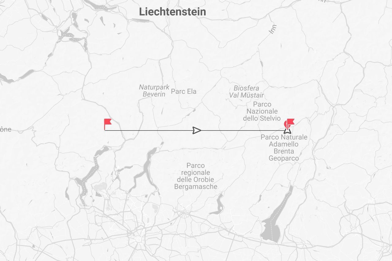 Una mappa che mostra un percorso attraverso parchi nazionali nelle Alpi, inclusi il Parco Nazionale dello Stelvio e il Naturpark Beverin vicino al Liechtenstein.