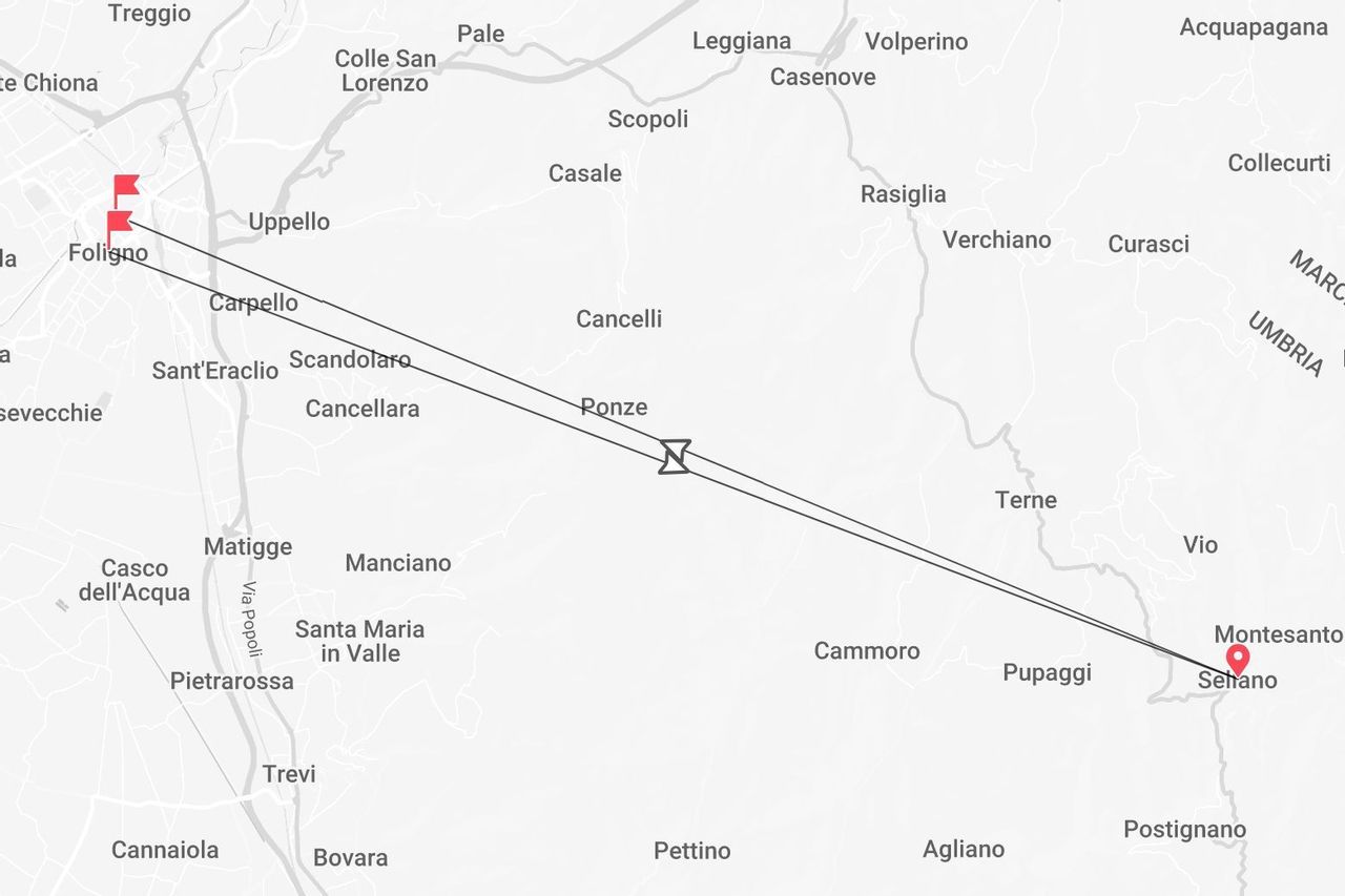 Una mappa che mostra un percorso tracciato tra Foligno e Sellano, in Umbria.