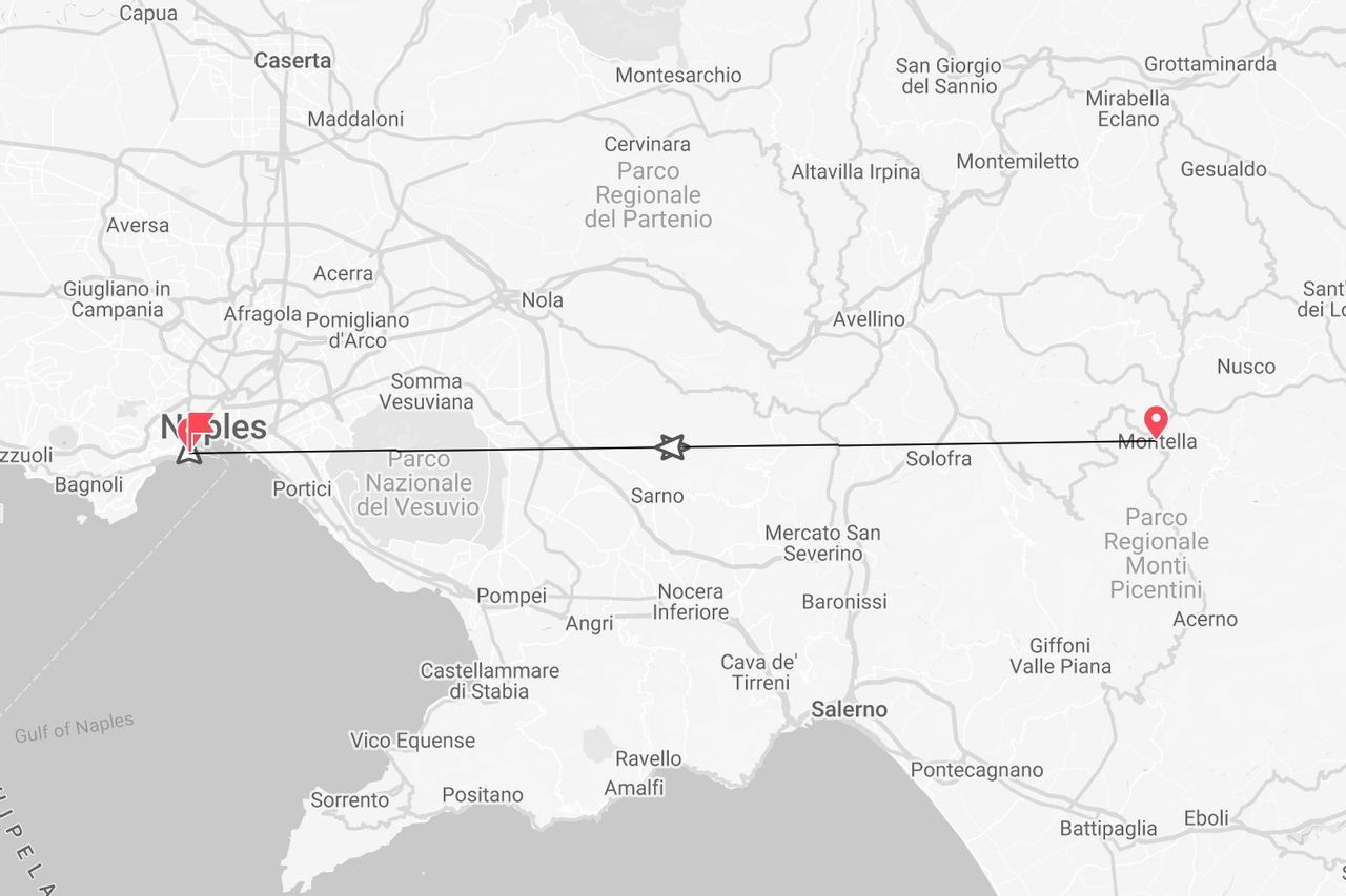 Una mappa in scala di grigi del sud Italia che mostra un percorso diretto da Napoli a Montella.