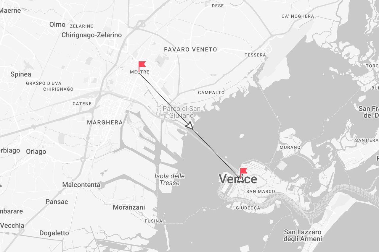 Una mappa in scala di grigi che mostra un percorso segnato con una linea e dei segnaposto dalla città di Mestre all'isola di Venezia.