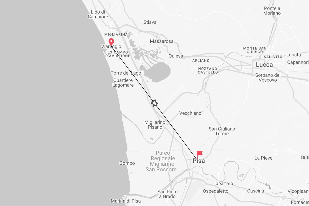 Una mappa in scala di grigi che mostra un percorso diretto tra le città di Viareggio e Pisa in Italia.