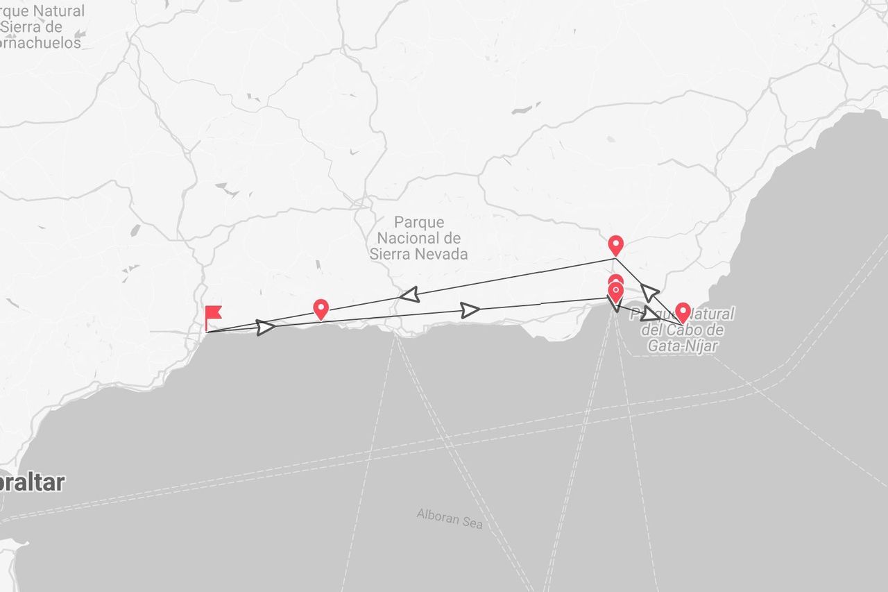 Una mappa di un itinerario di viaggio nel sud della Spagna, con tappe vicino al Parco Nazionale della Sierra Nevada e al Parco Naturale Cabo de Gata-Níjar.