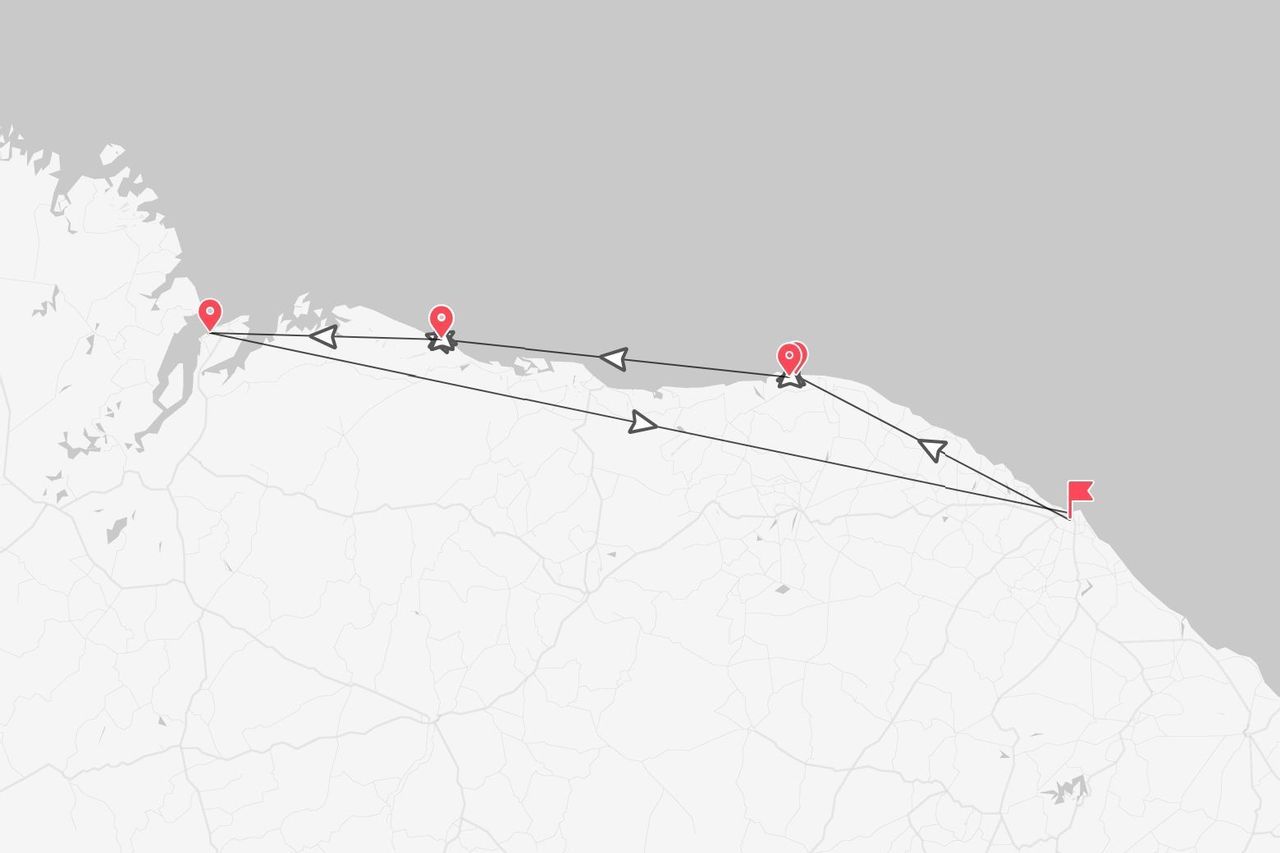 Una mappa stilizzata che mostra un itinerario di viaggio costiero, contrassegnato da puntine rosse e frecce direzionali, che termina con una bandiera rossa.