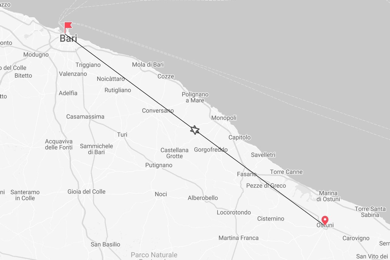 Una mappa che mostra un itinerario di viaggio in Puglia, Italia, contrassegnato da una linea che collega le città di Bari e Ostuni.
