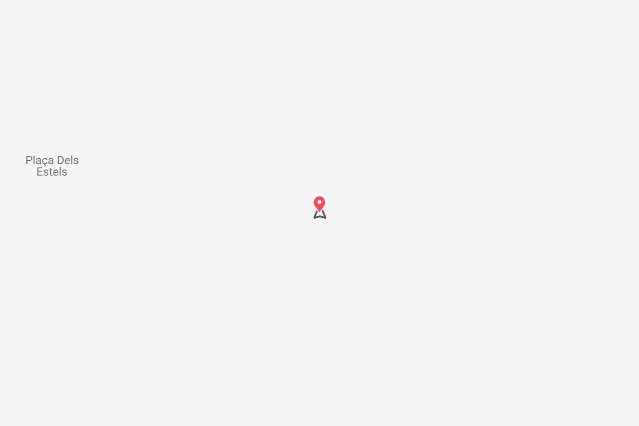 Un segnaposto rosso indica la posizione di Plaça Dels Estels su una mappa digitale minimalista.