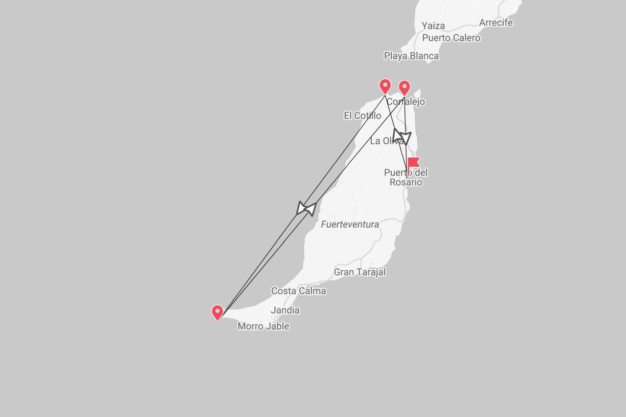 Una mappa di Fuerteventura che mostra un itinerario di viaggio con tappe segnate tra cui Morro Jable, Corralejo e Puerto del Rosario.