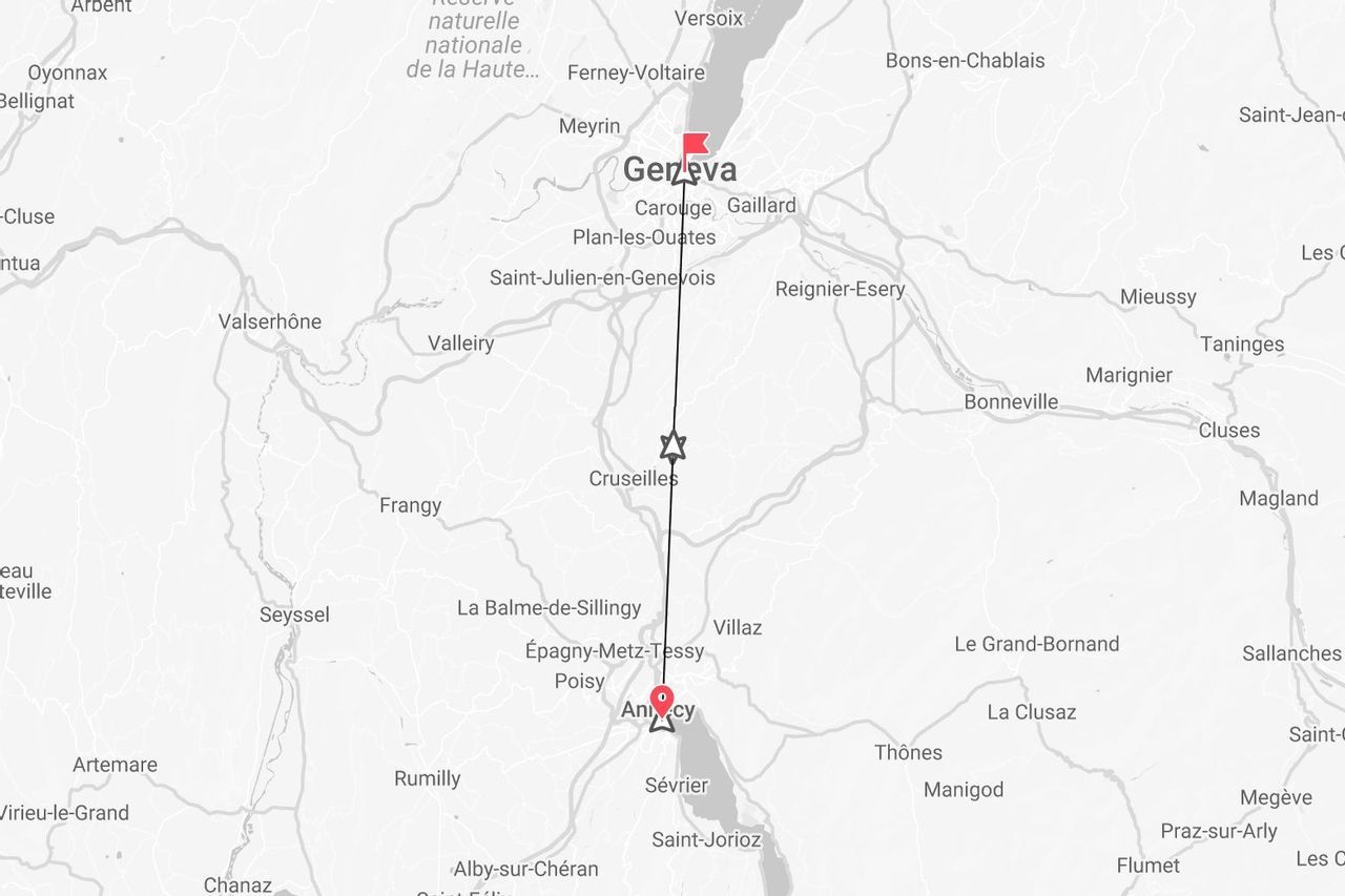 Una mappa in scala di grigi che mostra un percorso di viaggio da Ginevra ad Annecy, con un punto di interesse segnato vicino a Cruseilles.