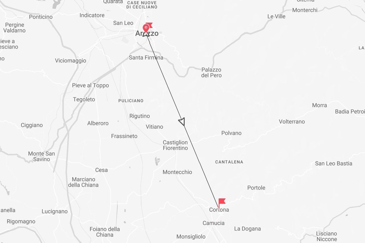 Una mappa di una regione in Italia che mostra un percorso di viaggio segnalato dalla città di Arezzo alla città di Cortona.