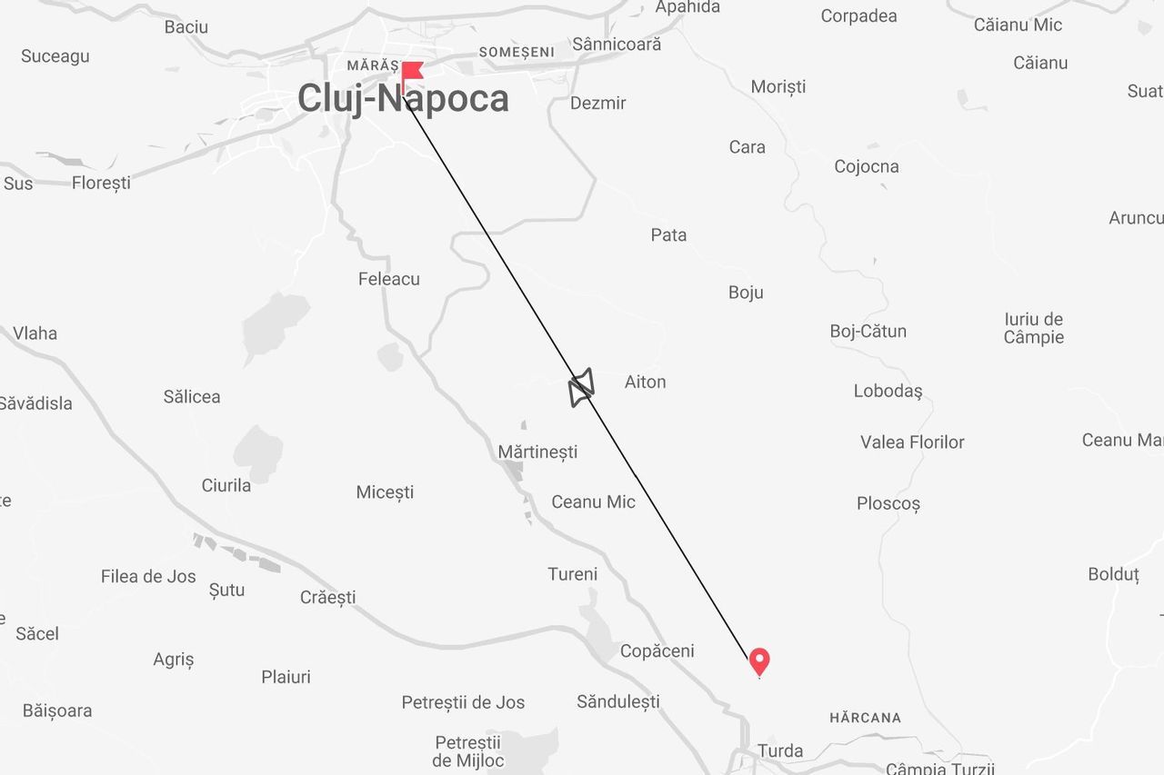 Una mappa della Romania che mostra una rotta di volo diretta da Cluj-Napoca a una località vicino a Turda.